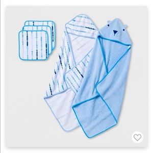 Brand new baby towel and washcloth set. 💙🤍